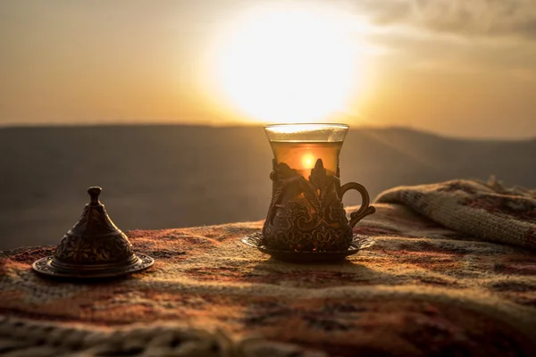 东部地毯上玻璃上的东方红茶 东方茶的概念 Armudu 传统杯 日落背景 选择性聚焦 — 图库照片