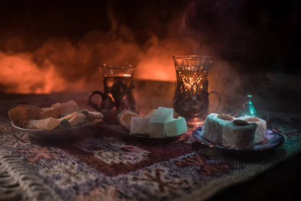 Arabische Thee Glas Met Oost Snacks Een Tapijt Donkere Achtergrond — Stockfoto