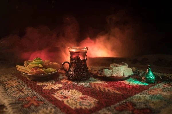 Арабский Чай Стакане Восточными Закусками Ковре Темном Фоне Огнями Дымом — стоковое фото
