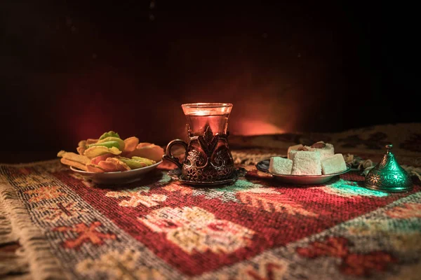 Arabische Thee Glas Met Oost Snacks Een Tapijt Donkere Achtergrond — Stockfoto