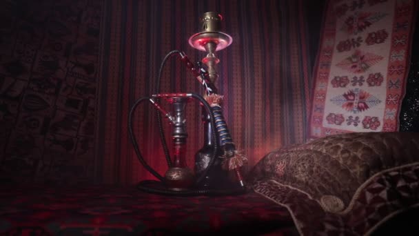 아라비아 내부에서 증기의 구름을 만드는 Shisha 그릇에 뜨거운 오리엔탈 카펫입니다 — 비디오