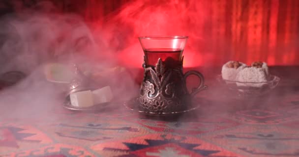 Аравійська Чай Старовинних Скла Східної Закуски Килим Чайної Церемонії Темному — стокове відео