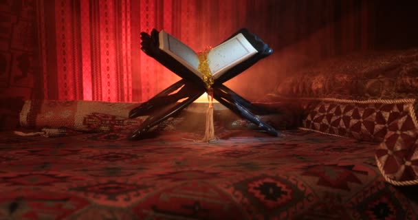 Откройте Священную Книгу Мусульман Стоящих Восточном Ковре Темным Туманным Фоном — стоковое видео