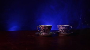Kahve veya çay töreni kavramsal tema. Eski vintage Seramik çay veya kahve koyu tonlu arka plan ışık ve duman ile bardak sürahi ve şeker Kupası ile. Metin için boş yer. Kaymak vurdu