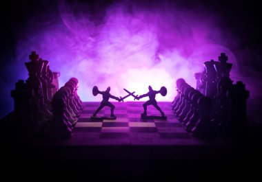 Süvari ve satranç tahtası üzerinde piyade ile ortaçağ savaş sahnesi. Satranç oyununu kavramı iş fikirleri ve rekabet ve strateji fikirler duman ve sis karanlık bir arka plan üzerinde satranç figürleri.