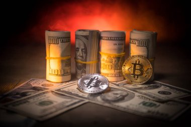 Bitcoin (sanal para) para ile toplu bize dolar koyu tonda sisli arka plan üzerinde. Seçici odak. Dijital para ve Bitcoin kavramı.