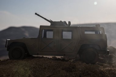 Gün batımı arka plan üzerinde askeri devriye arabası. Ordu savaş kavramı. Eylemde silahlı ve zırhlı silüeti. Dekore edilmiş. Seçici odak