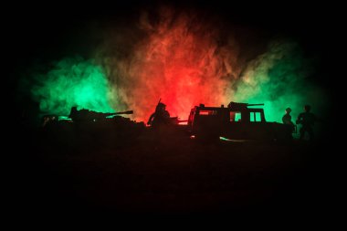 Savaş kavramı. Askeri siluetleri sahne savaş sis gökyüzü arka plan üzerinde mücadele, siluetleri aşağıda bulutlu manzarası, gece mücadele. Savaş sahnesi. Askerler ile ordu jeep araç. Ordu jeep
