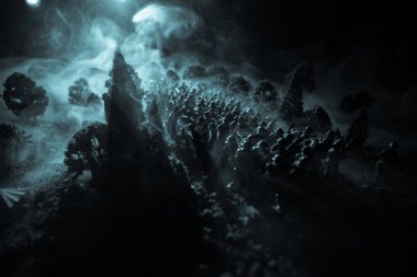 Savaş kavramı. Askeri siluetleri sahne üzerinde savaş sis sky mücadele arka plan, Dünya Savaşı askerler siluetleri bulutlu manzarası, gece aşağıda. Saldırı sahne. Zırhlı araçlar. Seçici odak. Dekorasyon