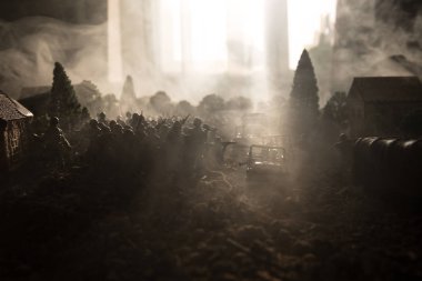 Savaş kavramı. Askeri savaş sis gökyüzü arka plan, Dünya Savaşı askerler siluetleri aşağıda bulutlu manzarası dövüş sahnesinde siluetleri. Zırhlı araçlar. Savaş tankları. Dekorasyon. Seçici odak