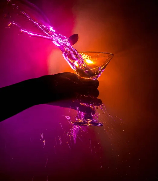 Martini Cocktailglas Der Hand Das Auf Dunklem Rauchigen Hintergrund Plätschert — Stockfoto