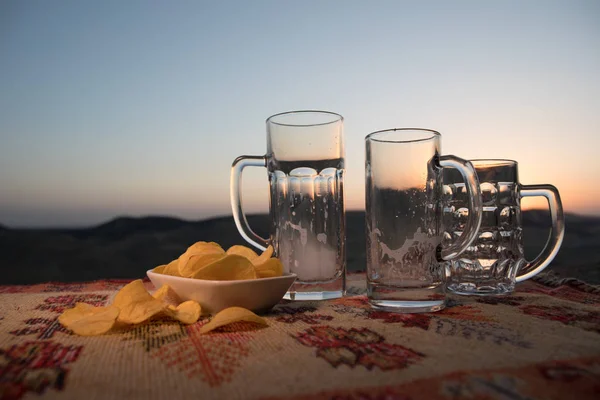 Cierre Tazas Vacías Cerveza Sobre Fondo Salida Del Sol Con — Foto de Stock