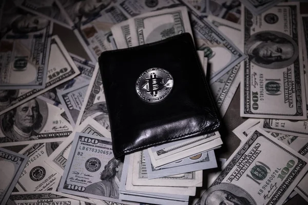 比特币 新的虚拟货币 硬币上的黑色钱包与大量的钱关闭选择性重点 数字货币与比特币概念 — 图库照片