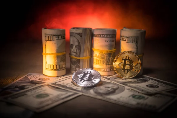 Bitcoin (sanal para) para ile toplu bize dolar koyu tonda sisli arka plan üzerinde. Seçici odak. Dijital para ve Bitcoin kavramı.