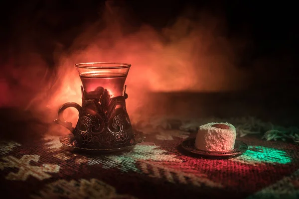 Arabský Čaj Skle Východní Občerstvení Koberci Tmavém Pozadí Světly Kouř — Stock fotografie