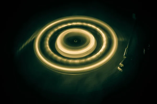 Концепция Музыки Замерзающий Светящийся Винил Тёмном Фоне Проигрыватель Turntable Играющий — стоковое фото