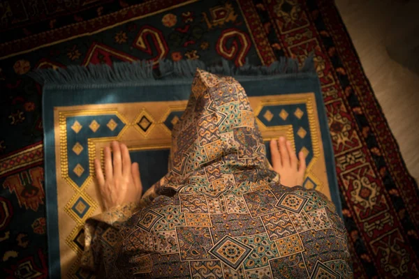 Mulher Muçulmana Orando Por Deus Deus Muçulmano Sala Perto Janela — Fotografia de Stock