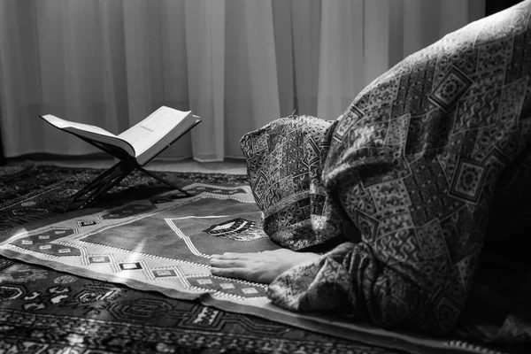 Мусульманская Женщина Молится Аллаха Мусульманского Бога Комнате Возле Окна Руки — стоковое фото