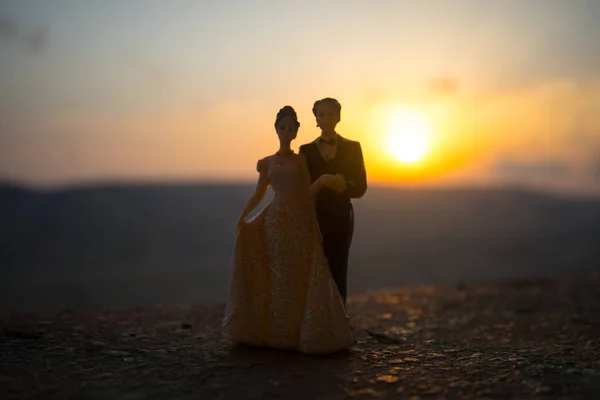 Silhueta Casamento Casal Estátua Segurando Mão Juntos Durante Pôr Sol — Fotografia de Stock