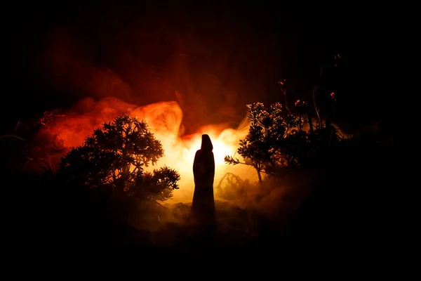 Horror Halloween Utrzymane Obraz Koncepcyjny Sama Dziewczyna Światło Lesie Nocy — Zdjęcie stockowe