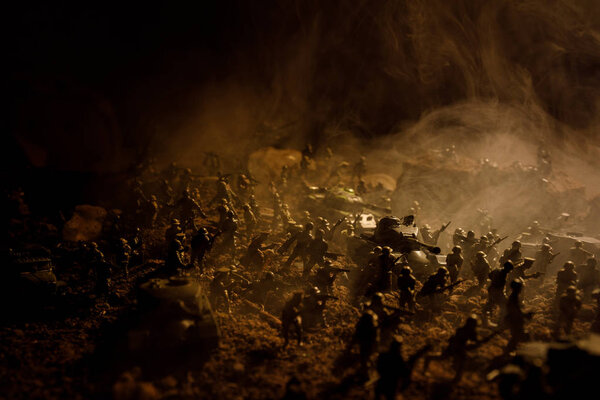 Концепция войны. Военные силуэты боевой сцены на фоне тумана на фоне неба войны, силуэты солдат мировой войны под облачным горизонтом ночью. Сцена нападения. Бронетехника. Выборочный фокус. Украшение
