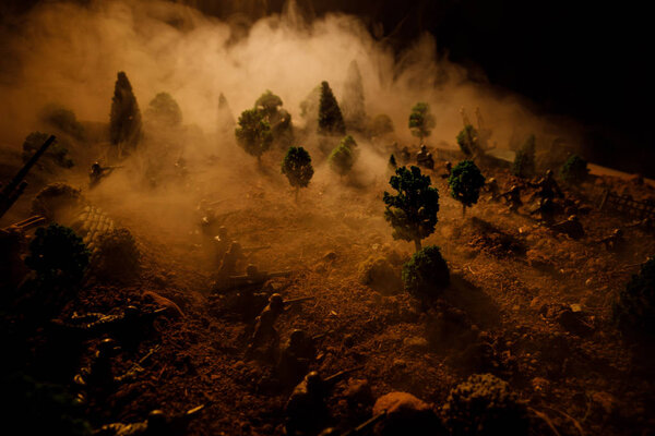 Концепция войны. Военные силуэты боевой сцены на фоне тумана на фоне неба войны, силуэты солдат мировой войны под облачным горизонтом ночью. Сцена нападения. Бронетехника. Выборочный фокус. Украшение
