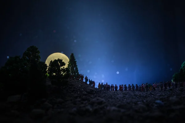 Silhueta Uma Grande Multidão Pessoas Floresta Noite Olhando Levantar Grande — Fotografia de Stock