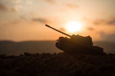 Savaş kavramı. Askeri savaş sis gökyüzü arka plan, Dünya Savaşı askerler siluetleri aşağıda bulutlu manzarası gün batımında dövüş sahnesinde siluetleri. Saldırı sahne. Zırhlı araçlar. tank içinde hareket