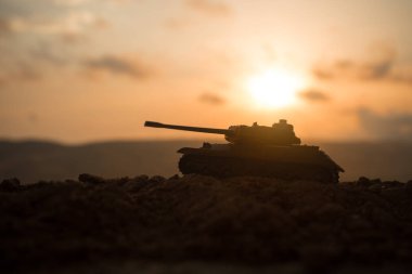 Savaş kavramı. Askeri savaş sis gökyüzü arka plan, Dünya Savaşı askerler siluetleri aşağıda bulutlu manzarası gün batımında dövüş sahnesinde siluetleri. Saldırı sahne. Zırhlı araçlar. tank içinde hareket