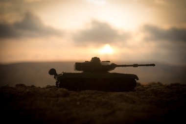 Savaş kavramı. Askeri savaş sis gökyüzü arka plan, Dünya Savaşı askerler siluetleri aşağıda bulutlu manzarası gün batımında dövüş sahnesinde siluetleri. Saldırı sahne. Zırhlı araçlar. tank içinde hareket