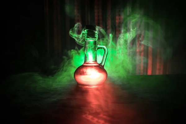 古董和老式玻璃瓶在黑暗的雾背景与光 毒药或魔术液体概念 — 图库照片