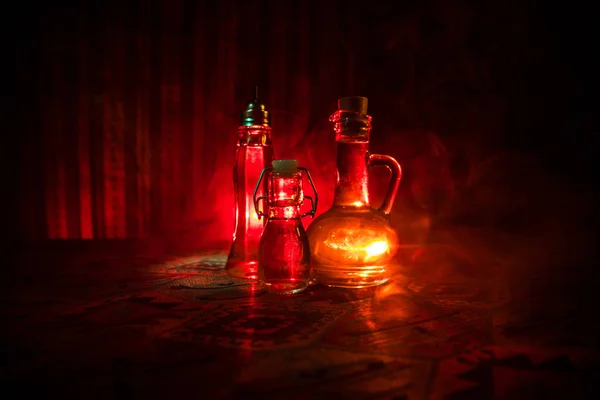 Антикварные Винтажные Стеклянные Бутылки Темном Туманном Фоне Светом Волшебная Жидкость — стоковое фото