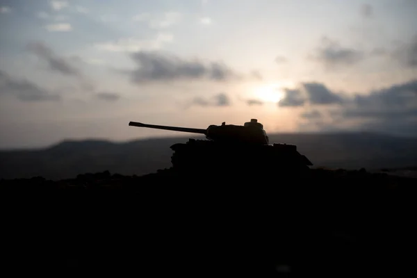 Conceito Guerra Silhuetas Militares Lutando Cena Fundo Céu Nevoeiro Guerra — Fotografia de Stock