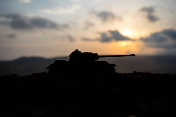 Conceito Guerra Silhuetas Militares Lutando Cena Fundo Céu Nevoeiro Guerra — Fotografia de Stock