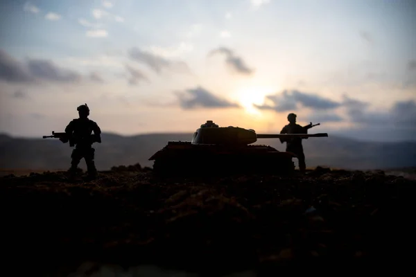 Conceito Guerra Silhuetas Militares Lutando Cena Fundo Céu Nevoeiro Guerra — Fotografia de Stock