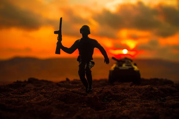 Conceito Guerra Silhuetas Militares Lutando Cena Fundo Céu Nevoeiro Guerra — Fotografia de Stock