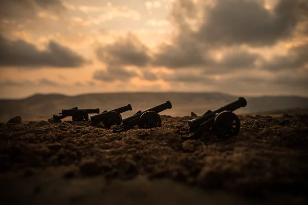 Krig Konceptet Gamla Kanonen Artilleripjäser Kriget Dimma Himmel Bakgrund Selektivt — Stockfoto