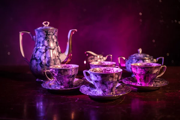 咖啡或茶道的概念主题 老式的陶瓷茶或咖啡壶与杯壶和糖杯在黑暗色调背景与光和烟雾 文本的空白 选择性聚焦 — 图库照片