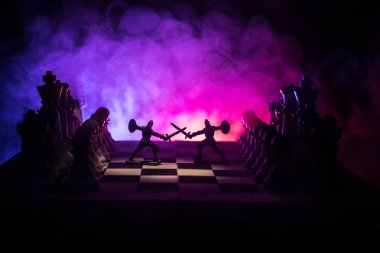 Süvari ve satranç tahtası üzerinde piyade ile ortaçağ savaş sahnesi. Satranç oyununu kavramı iş fikirleri ve rekabet ve strateji fikirler duman ve sis karanlık bir arka plan üzerinde satranç figürleri.