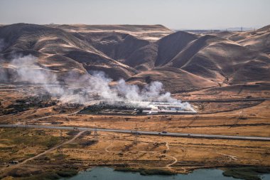 Binadan duman yayılan yüksek açı görünüm. Endüstriyel depo, rüzgarla yayılan büyük duman bulutu kundakçılık. Büyük hasar, bina şirket veya ambar azgın yangında yuttu