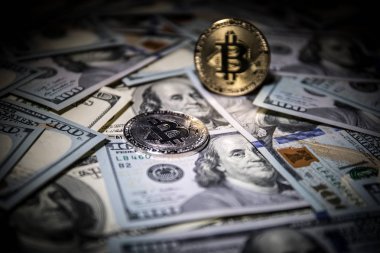 Bitcoin (sanal para) sikke üzerinde bize dolar kadar seçici odak kapatın. Dijital para ve Bitcoin kavramı.