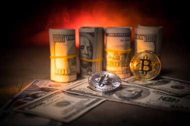 Bitcoin (sanal para) para ile toplu bize dolar koyu tonda sisli arka plan üzerinde. Seçici odak. Dijital para ve Bitcoin kavramı.