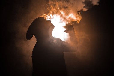 Bir mod tutarak Vaping adam. Buhar bulutu. karanlık sisli bulutlar duman arka plan tonda. Vaping elektronik sigara duman bir sürü ile. Vape kavramı. Seçici odak