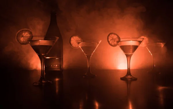 Diversi Bicchieri Famoso Cocktail Martini Girato Bar Con Sfondo Scuro — Foto Stock