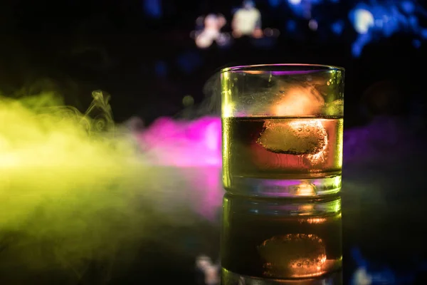 セレクティブ フォーカス霧濃いアルコール飲み物概念のウイスキー グラスの中のアイス キューブで純粋なウイスキー クローズ アップ — ストック写真