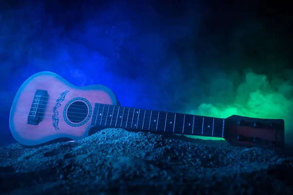 Müzik Konsepti Akustik Gitar Ile Kopya Alanı Dumanla Işık Demeti — Stok fotoğraf