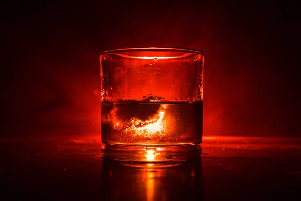 Pohár Whiskey Jég Felületre Színes Fény Köd Háttérben Közelről Reklám — Stock Fotó