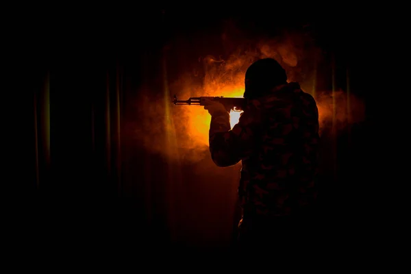 Silhueta Homem Com Rifle Assalto Pronto Para Atacar Fundo Enevoado — Fotografia de Stock