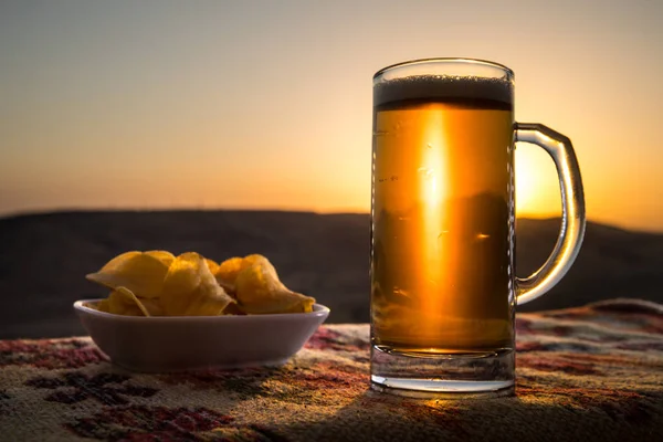 Primer Plano Vaso Cerveza Con Los Bocadillos Fondo Luz Del — Foto de Stock