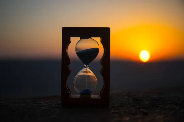 Песочные Часы Облаках Лапса Времени Песочные Часы Перед Ярко Голубым — стоковое фото